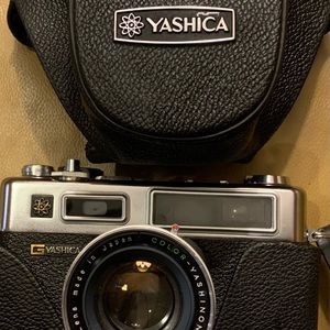 YASHICA  ELECTRO 35 camera made in Japan. In great condition 45 mm lens vintage.